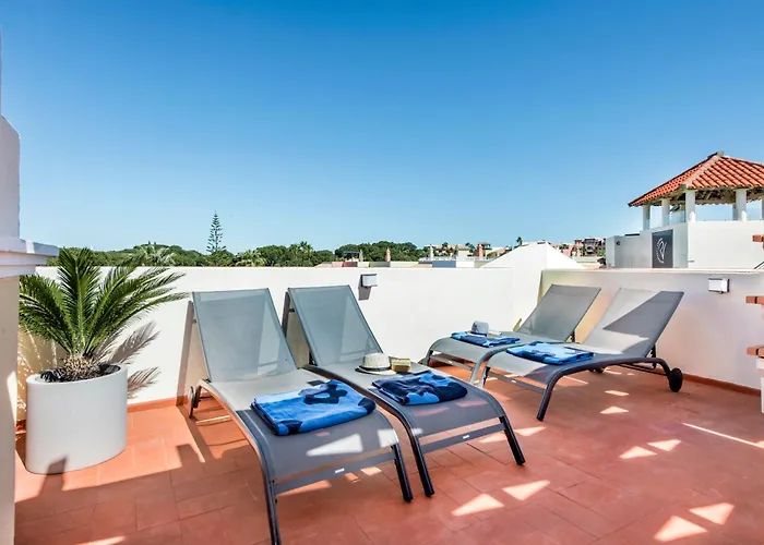 Spacious 3br In Vilamoura Old Village With Rooftop Bbq, Pools & Panoramic Views